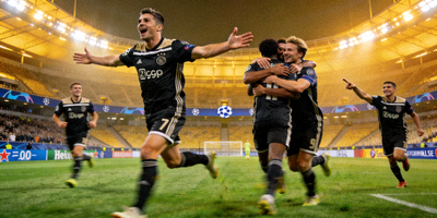 欧冠足球比赛场景，球员庆祝进球