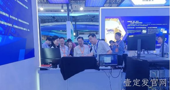 泰安市委常委、常务副市长潘学元莅临壹定发官网展台看望研发团队并给予关心慰问